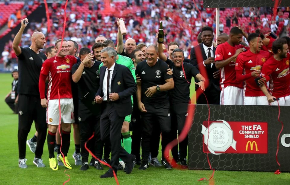 Jose Mourinho cùng các học vui cười với chiếc cúp Community Shield
